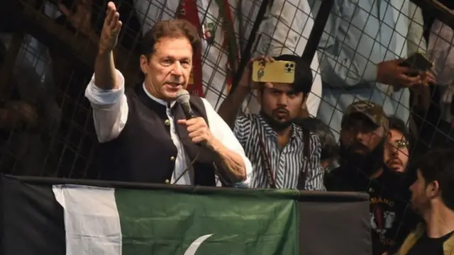 এ বছর ১৪ আগস্ট স্বাধীনতা দিবসে দলীয় সমাবেশে ভাষণ দিচ্ছেন ইমরান খান