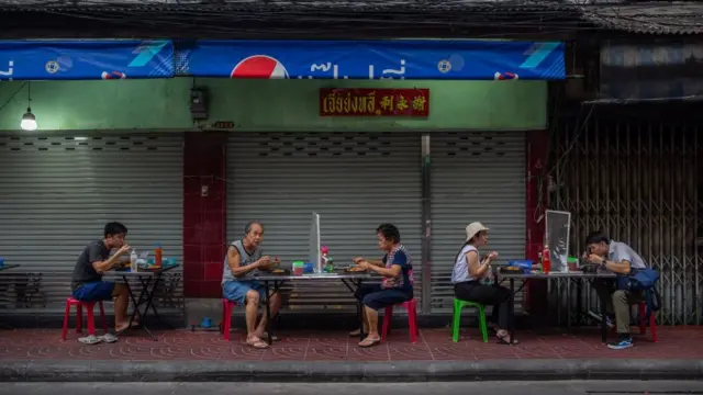 Sau gần hai tháng bị chôn chân trong nhà, dân Bangkok ùa ra Chinatown, Bangkok để ăn hàng trong những quán mì đón khách với khung cảnh giãn cách xã hội