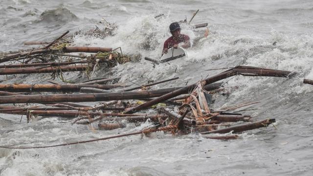 一名男子在马尼拉湾被巨浪击中