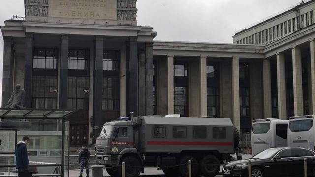 Полиция у библиотеки имени Ленина в Москве