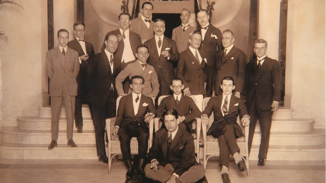 Fotografia posada e em preto e branco dos 16 organizadores da Semana de Arte Moderna. Todos são homens e vestem terno