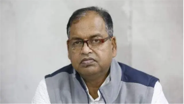 শামসুজ্জামান দুদু বলেছেন, শপথ নিয়ে তিনি দলকে অপমান করেছেন।