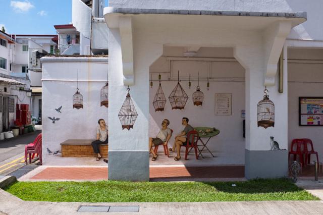 Bức bích họa đặc sắc của Yip Yew Chong: "Chơi chim họa mi", một thú vui truyền thống của dân Singapore trên khu nhà cổ được bảo tồn, Tiong Bahru