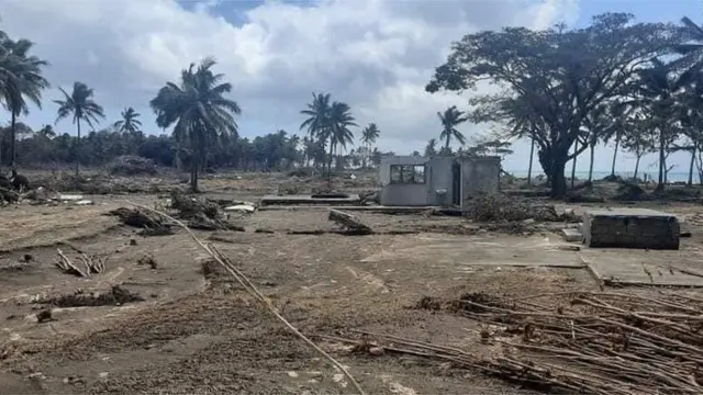 Daños en el terreno tras la erupción en Tonga