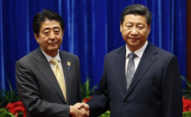 2014年11月，安倍晋三与习近平历史性破冰会晤。