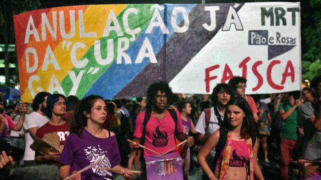 Des manifestants protestent au Brésil après qu'un juge ait autorisé des psychologues à conduire des études sur des prétendues 'thérapies de guérison des homosexuels' en décembre 2017