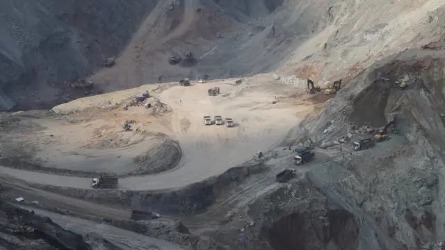 ကျောက်မှော်တွေထဲ ဆယ်ဘီးကားကြီးတွေ အဆက်မပြတ် သွားလာနေ