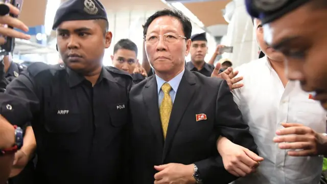 Kang Chol escoltado por policías.