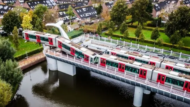 Tren sobre la escultura