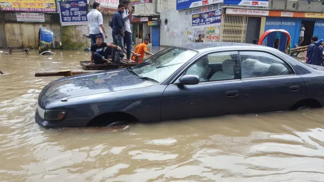 গাড়িটির চাকা কি মাটিতে ঠেকে আছে? নাকি নৌকার মতো পানিতে ভেসে আছে এটি? বোঝার কোন উপায় নেই। এটির ভেতরের মানুষ জনই বা গেল কোথায়!