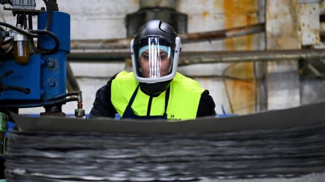 Trabalhadora com chapasloterias megasenaníquel na Kola Mining and Metallurgical Company, na regiãoloterias megasenaMurmansk, Rússia