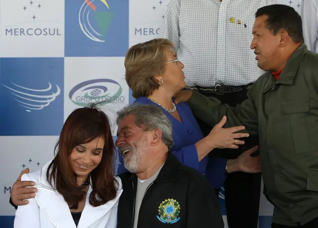 Durante uma fotoesportenetsplíderes da Cúpula da América Latina e do Caribe (grupo antecessor à Celac)esportenetsp2008, Lula conversa com Cristina Kirchner (Argentina) e Chávez conversa com Michelle Bachelet (Chile)