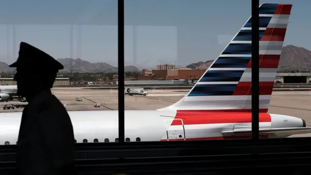 Foto de archivo de avión de American Airlines en aeropuerto.