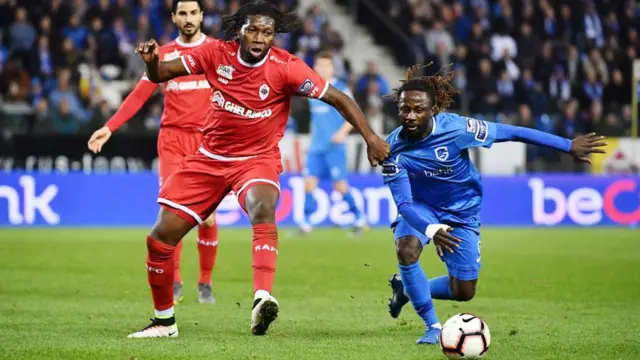 Le congolais Dieumerci Mbokani du Royal Antwerp, au premier plan en rouge.