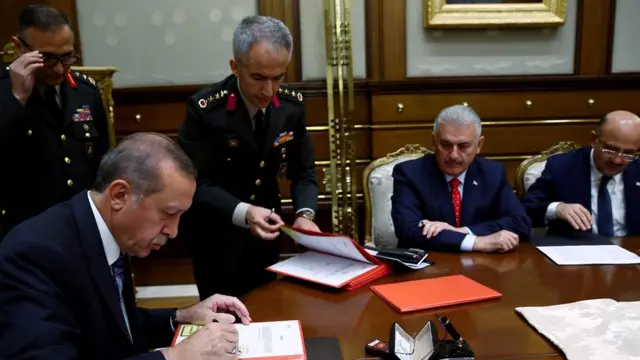 Cumhurbaşkanı Recep Tayyip Erdoğan YAŞ kararların onaylıyor