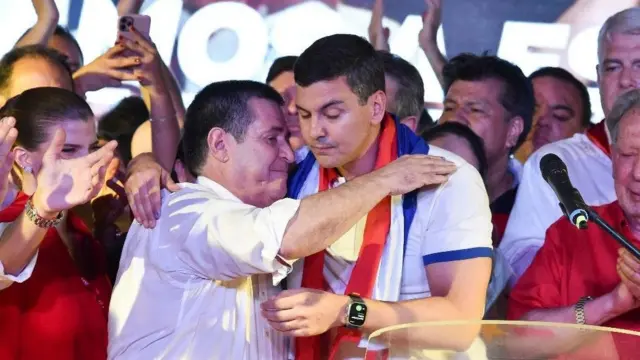 Horacio Cartes y Santiago Peña celebran la victoria electoral colorada del domingo.