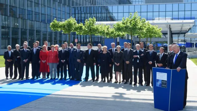 Trump dando el discurso ante los líderes de los países de la OTAN.