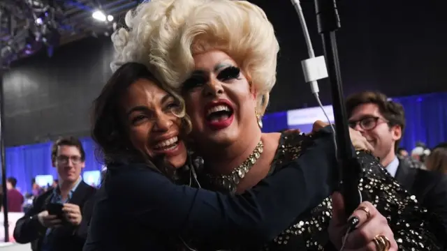 Девушка сенатора Букера с дрэг-королевой Писси Майлз