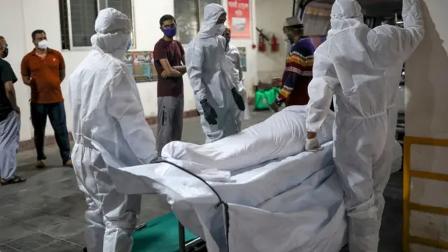 হাসপাতাল থেকে করোনা রোগীর মরদেহ সরিয়ে নেয়া হচ্ছে।