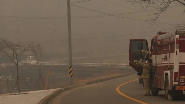 7일 산불 연기로 가득찬 강원 삼척시 원덕읍 마을