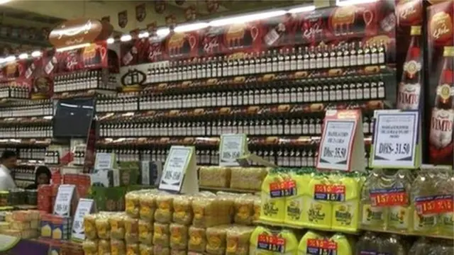 أرفف مليئة بمشروبات "فيمتو" في أحد محلات السوبر ماركت في الشرق الأوسط
