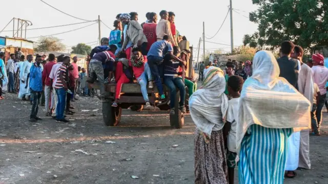 போர் மூண்டதால் வெளியேறி சூடானுக்கு செல்லும் மக்கள்.