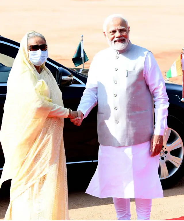 দিল্লী সফরের দ্বিতীয় দিনে বাংলাদেশের প্রধানমন্ত্রী শেখ হাসিনাকে ভারতের রাষ্ট্রপতি ভবনে দেশটির প্রধানমন্ত্রী নরেন্দ্র মোদী অভ্যর্থনা জানান।