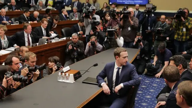 Mark Zuckerberg wen im face di House of rep.