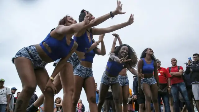 Dançarinas fazem graça perto da arena do vôlei,roleta cassinoCopacabana