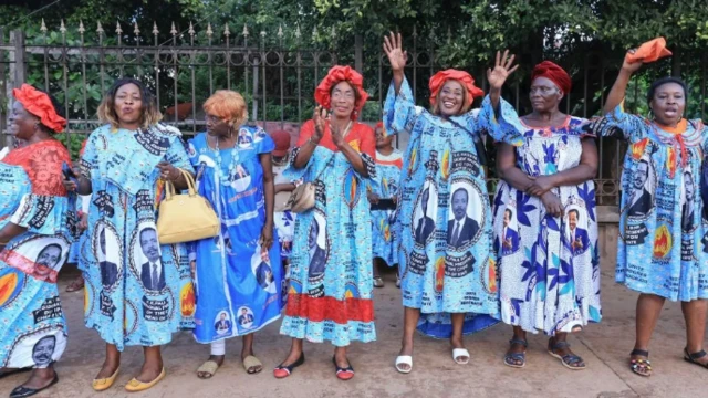 A ranar Litinin magoya bayan jam'iyya mai mulki a Kamaru suka yi dafifi domin tarbar shugaban ƙasar mai shekara 91, wanda aka yi ta yaɗa jita-jitar cewa ya rasu.