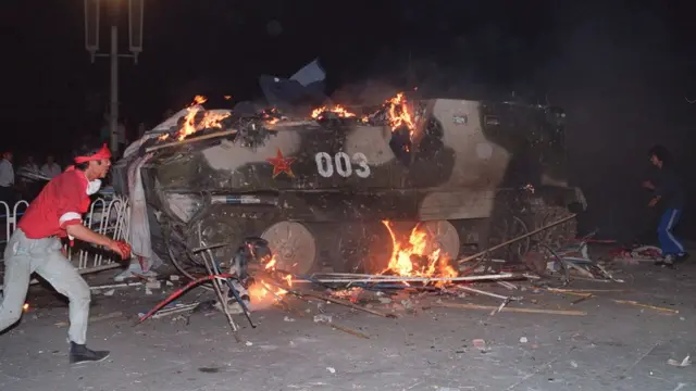 6月4日天安门广场附近，一辆装甲运兵车着火