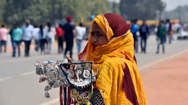 મહિલા રસ્તા પર સામાન વેચી રહ્યાં છે