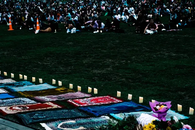 تجمع و ادای احترام مردم شهر اوکلند به کشته‌شدگان حادثه کرایست چرچ