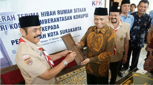 Wali Kota Solo, FX Hadi Rudyatmo menerima hibah itu dari Ketua KPK Agus Rahardjo, dan mengatakan bahwa Pemkot Solo telah lama mengajukan permohonan untuk mendapatkan hibah rumah sitaan KPK tersebut.