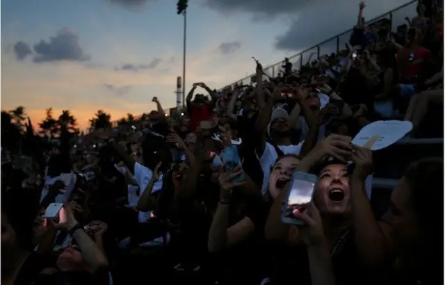 Bamwe mu bari mu mujyi wa Carbondale nabo barebaga ubwo bwirakabiri