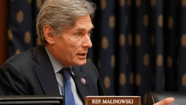 ረቂቅ ሕጉ በኒው ጀርሲው የኮንግረስ አባል ቶም ማሊኖወስኪ ለሕዝብ ተወካዮች ምክር ቤት ተዋውቋል