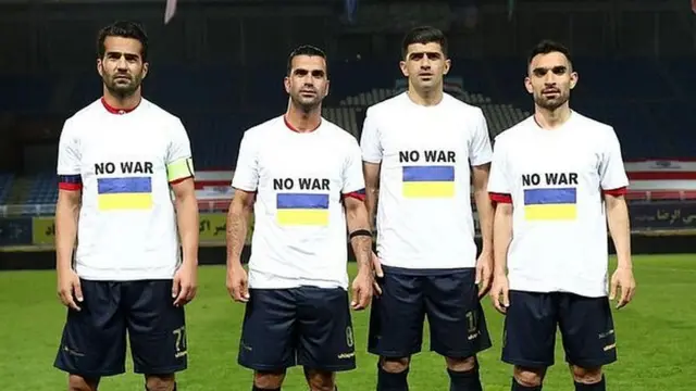 چند بازیکن نساجی با پوشیدن پیراهنی که پرچم کشور اوکراین بر آن نقش بسته بود، مخالفت خود با جنگ را اعلام کردند