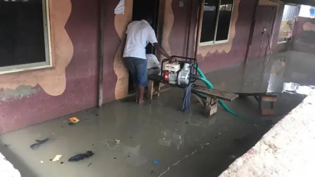 Pipo dey carry dia property comot di house wey flood scata