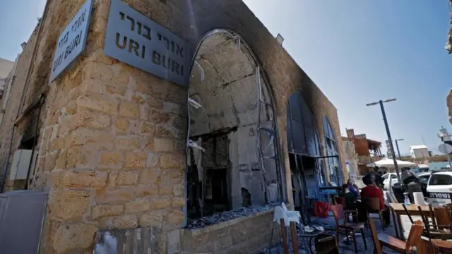 ইসরায়েলের আকর শহরে আরবিএবং ইহুদিদের দাঙ্গার সময় একটি রেস্তরায় ভাঙচুর হয়