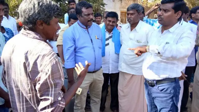 గ్రామస్థులతో మాట్లాడుతున్న తహశీల్దారు, ఇతర అధికారులు