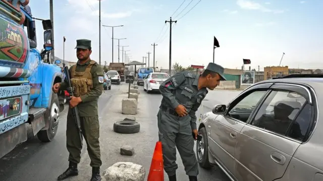 కాబుల్ నగరంలో వాహనాలు తనిఖీ చేస్తున్న పోలీసులు
