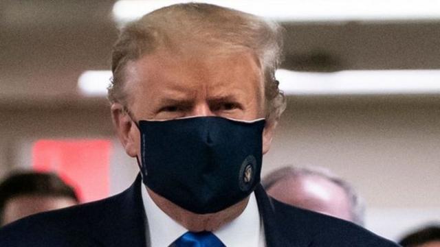 特朗普在7月份首次在公開場合戴口罩