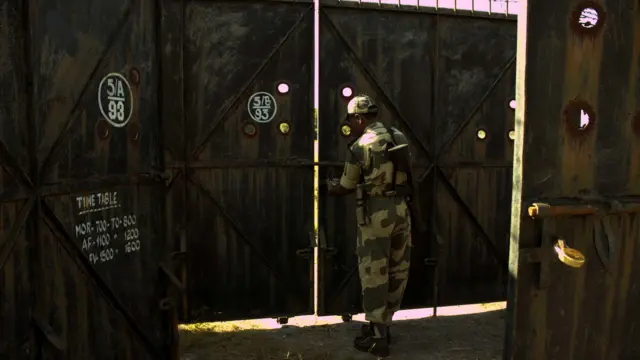 সীমান্তের এরকমই একটা বড় লোহার দরজা দিয়ে তাদের বাংলাদেশে ঠেলে দেওয়া হয়েছিল বলে জানান সাকিনা বেগম - প্রতীকী ছবি