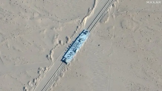 Imagem de satélite mostra modelo de navio militar dos EUA no deserto de Xinjiang, no noroeste da China