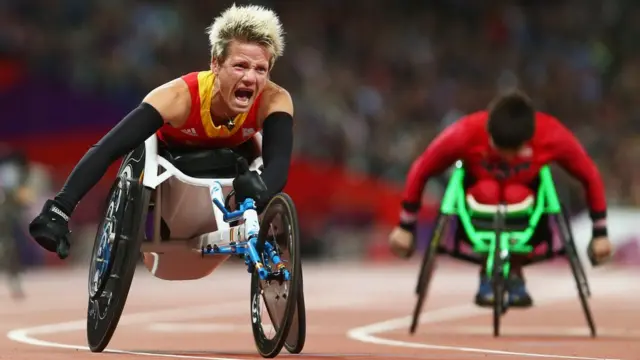 Marieke Vervoort celebra su medalla de oro.