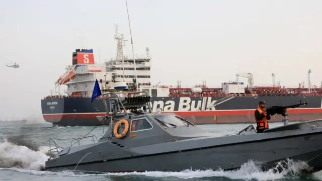 هرمز تنګي کې د ایران سپاه ځواکونو کښتوړۍ د برتانیايي تېل وړونکې بېړۍ شاوخوا