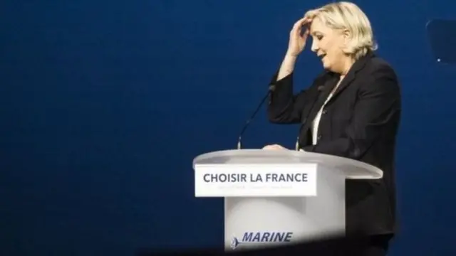 Bà Marine Le Pen đứng sau ông Emmanual Macron trong các cuộc thăm dò ý kiến
