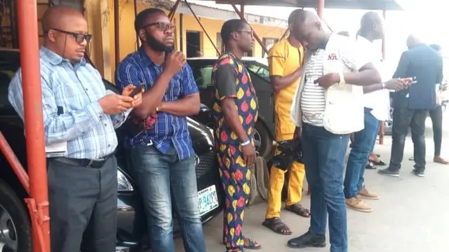 Awọn akọroyin to wa nile ẹjọ, to n duro de igbẹjọ