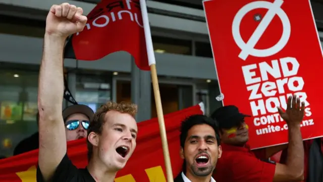 شباب يتظاهرون للمطالبة بتقليص ساعات العمل