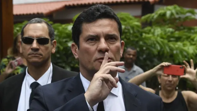 Juiz Sergio Moro faz sinalroyale casino onlinesilêncio, com o dedo indicador erguidoroyale casino onlinefrente à boca, ao chegar à residênciaroyale casino onlineBolsonaro, no Rio